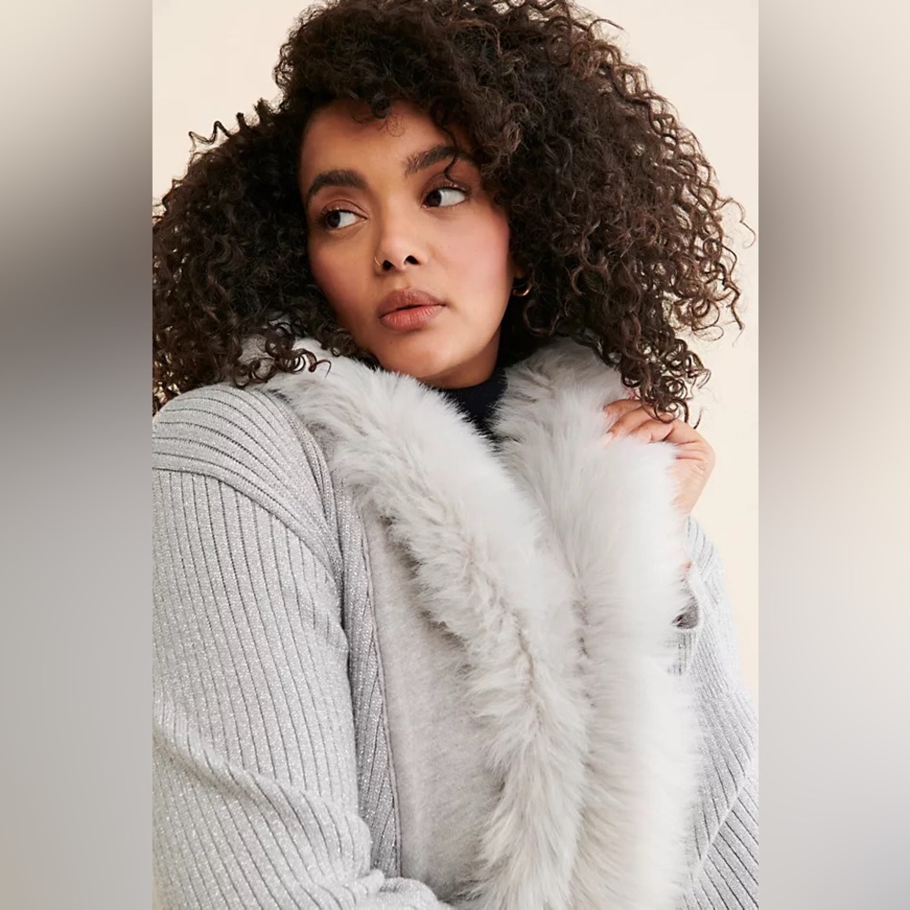 Show Me Your Mumu Lombardi Long Cardi w Silver Rib Knit and Faux Fur Collar - Picture 4 of 9